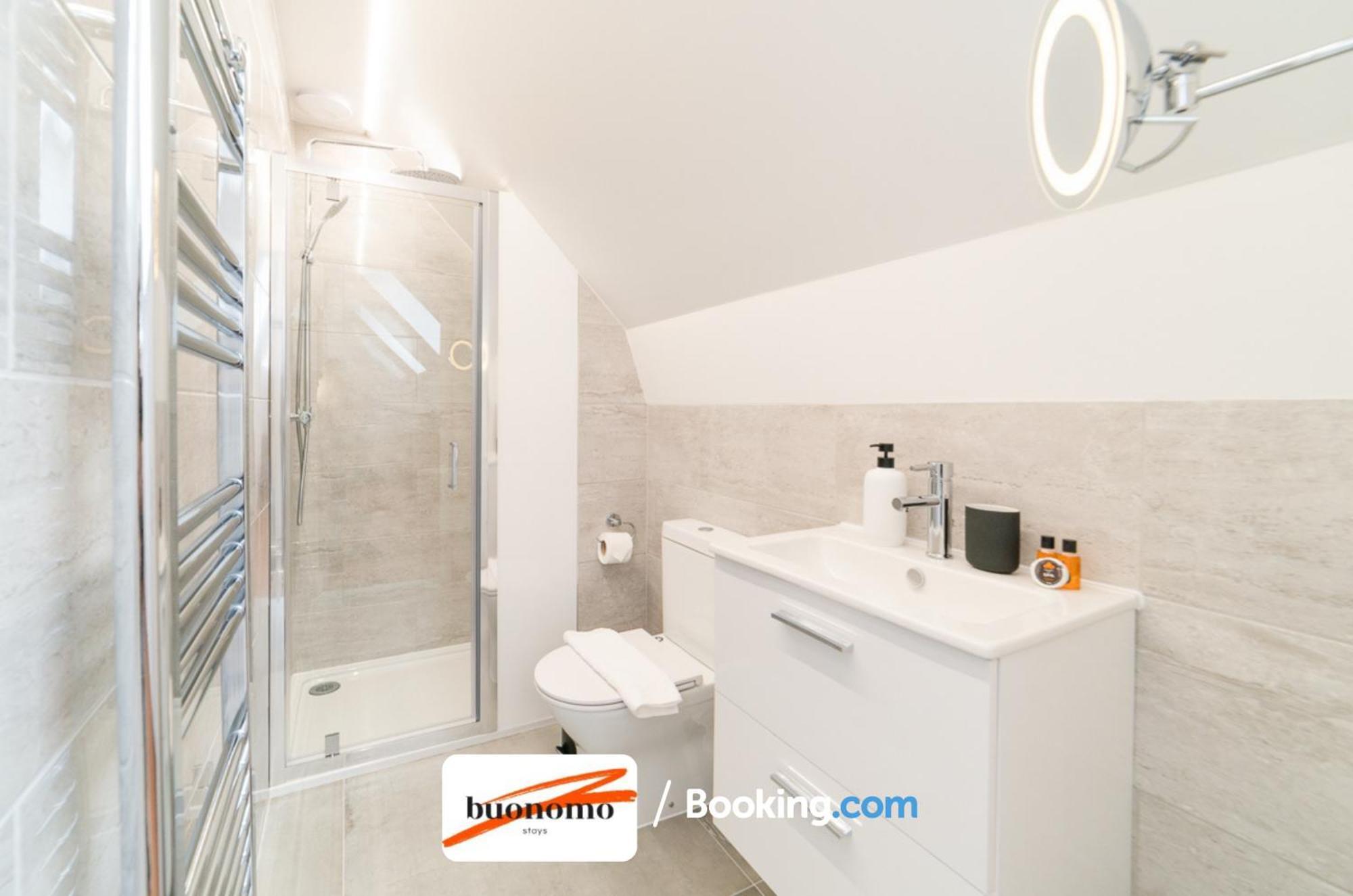 Two Bedroom Apartment At Buonomo Stays Short Lets & Serviced Accommodation ロンドン エクステリア 写真